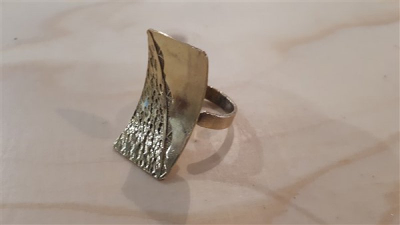 Ring, brons gehamerd motief